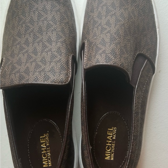 Michael Kors logo slip on sneaker. Size 7 - Picture 3 of 3